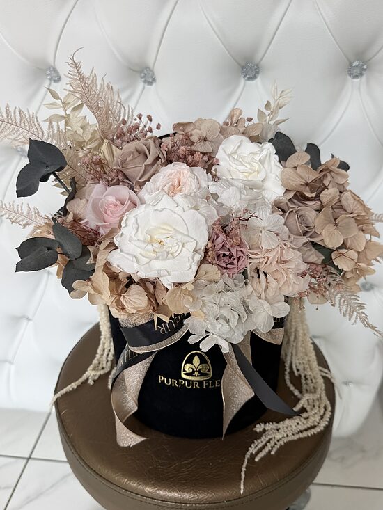 ⚜️Cappuccino flower mix in black velvet box 